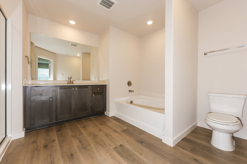 2,195/Mo, 301 Patton Ln Venus, TX 76084 Main Bathroom View
