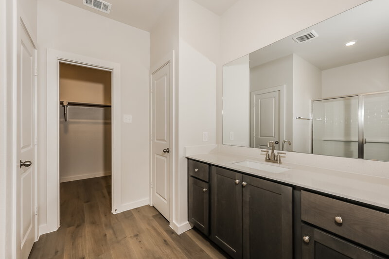 2,300/Mo, 309 Julian Davis Dr Venus, TX 76084 Main Bathroom View