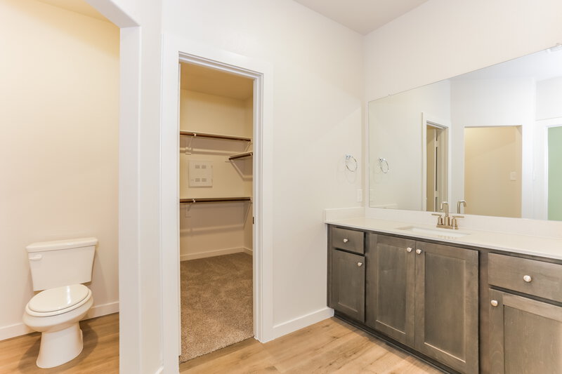 2,355/Mo, 208 Julian Davis Dr Venus, TX 76084 Main Bathroom View