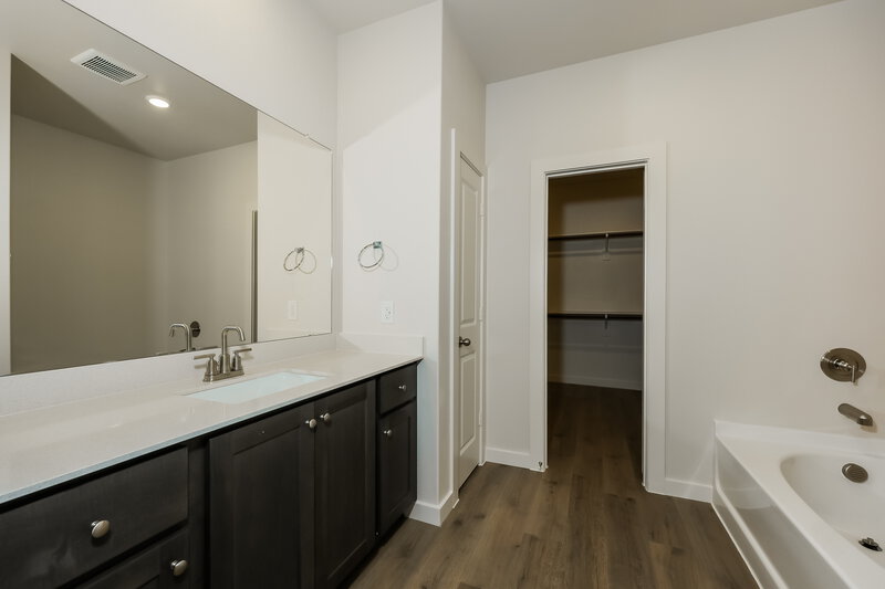 2,370/Mo, 229 Patton Ln Venus, TX 76084 Main Bathroom View
