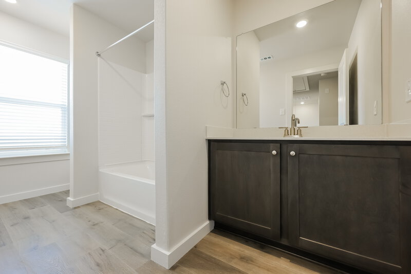 2,370/Mo, 229 Patton Ln Venus, TX 76084 Main Bathroom View 2