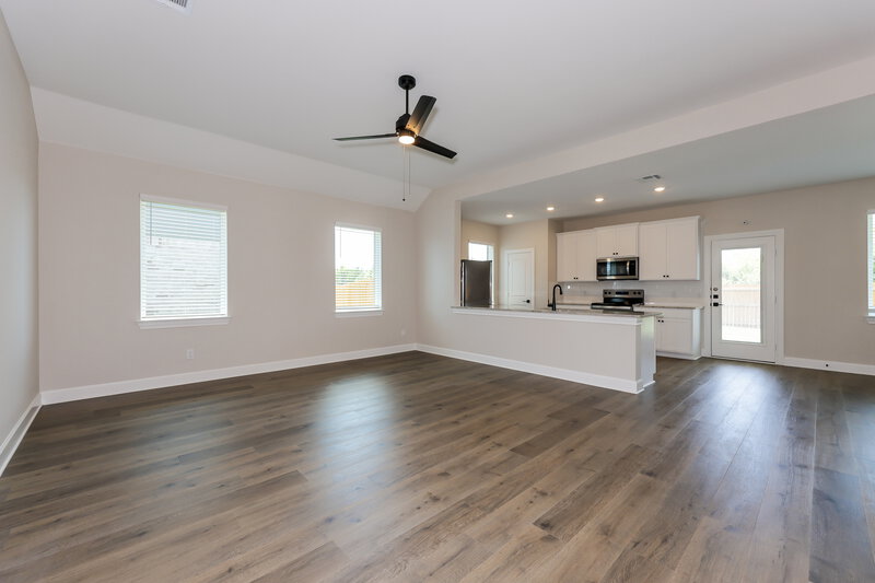 2,350/Mo, 329 Magnolia Blvd Hutchins, TX 75141 Living Room View 2