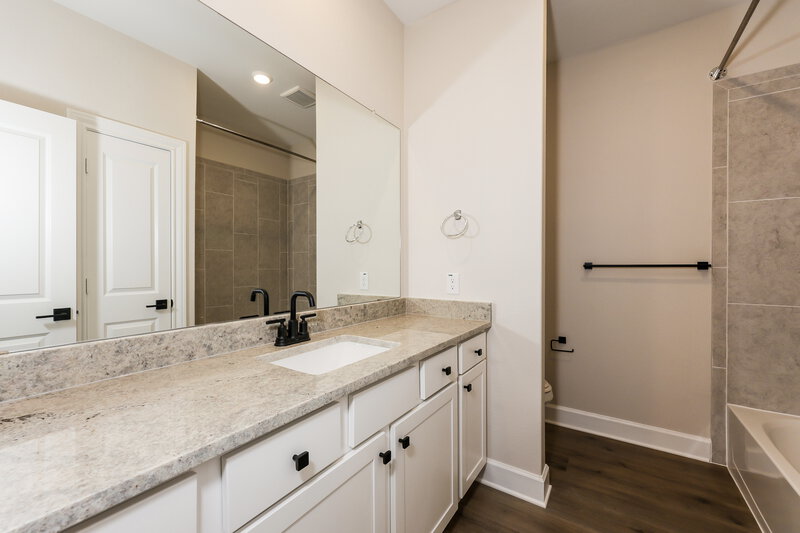 2,350/Mo, 329 Magnolia Blvd Hutchins, TX 75141 Main Bathroom View 2