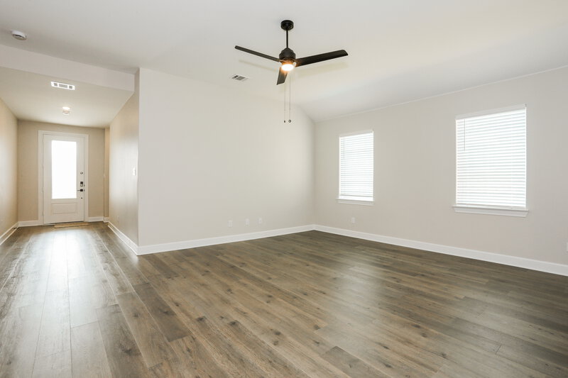 2,320/Mo, 336 Live Oak Ln Hutchins, TX 75141 Living Room View 2