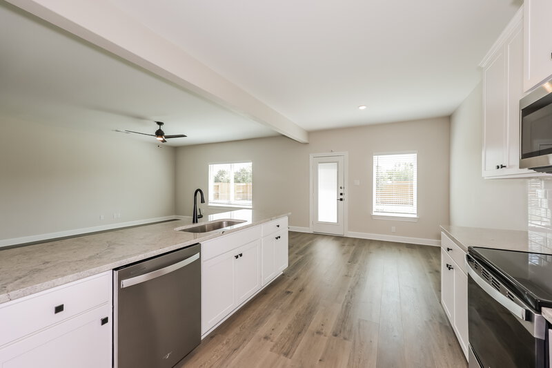 2,580/Mo, 325 Magnolia Blvd Hutchins, TX 75141 Kitchen View 2