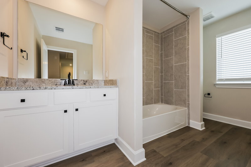 2,580/Mo, 325 Magnolia Blvd Hutchins, TX 75141 Main Bathroom View