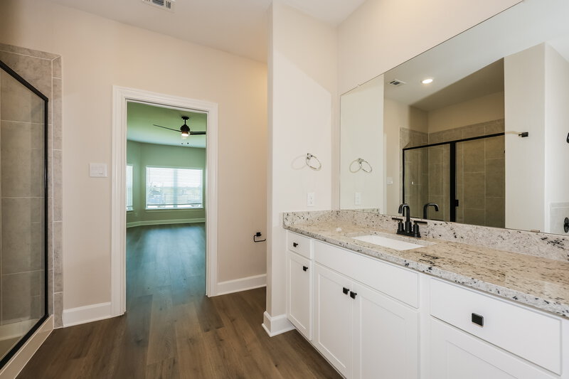 2,585/Mo, 309 Magnolia Blvd Hutchins, TX 75141 Main Bathroom View