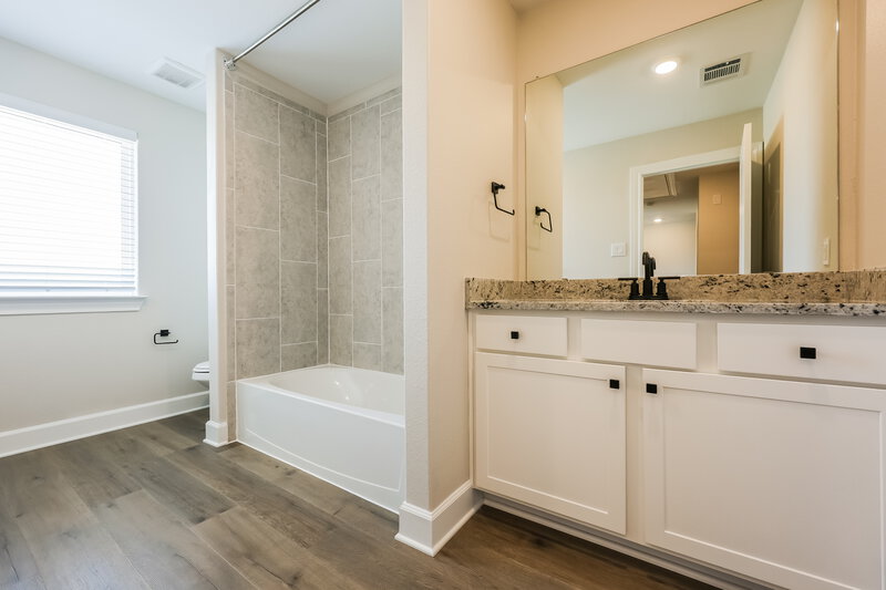 2,585/Mo, 309 Magnolia Blvd Hutchins, TX 75141 Main Bathroom View 2