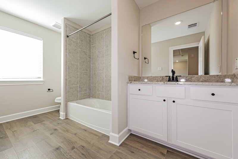 2,580/Mo, 308 Live Oak Ln Hutchins, TX 75141 Main Bathroom View