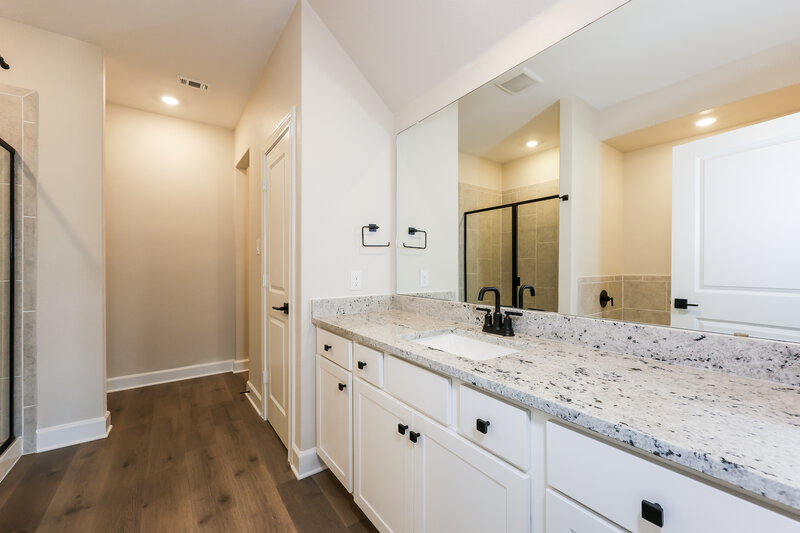 2,635/Mo, 1013 Holly Dr Hutchins, TX 75141 Main Bathroom View