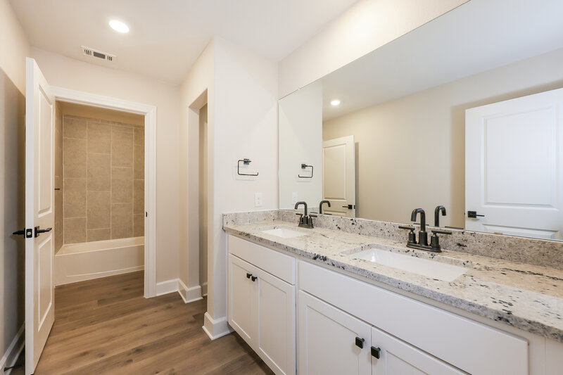 2,635/Mo, 1013 Holly Dr Hutchins, TX 75141 Bathroom View