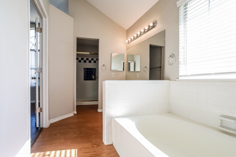 2,630/Mo, 3301 Wilmington Dr Grand Prairie, TX 75052 Main Bathroom View