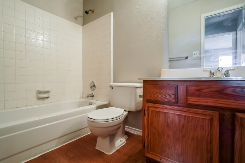 2,630/Mo, 3301 Wilmington Dr Grand Prairie, TX 75052 Bathroom View