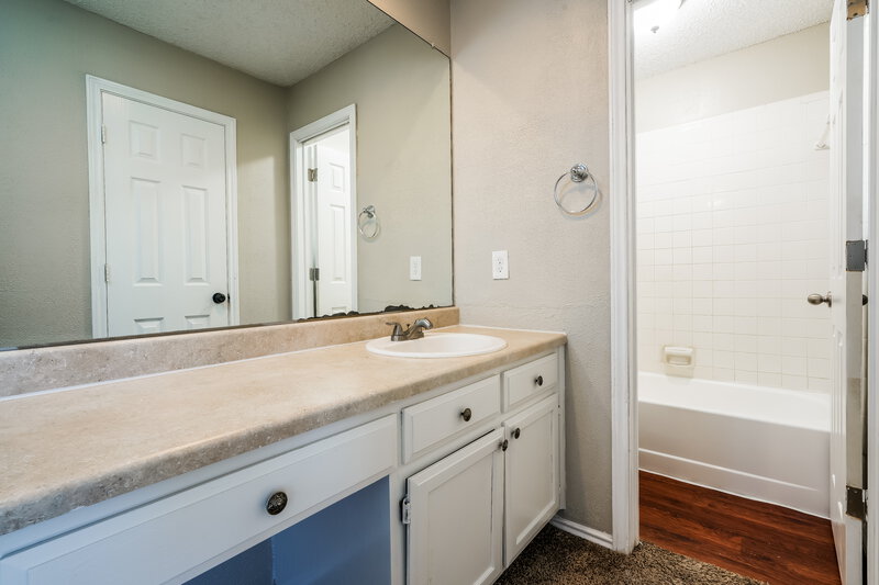 1,890/Mo, 6214 Lotus Dr Arlington, TX 76001 Main Bathroom View