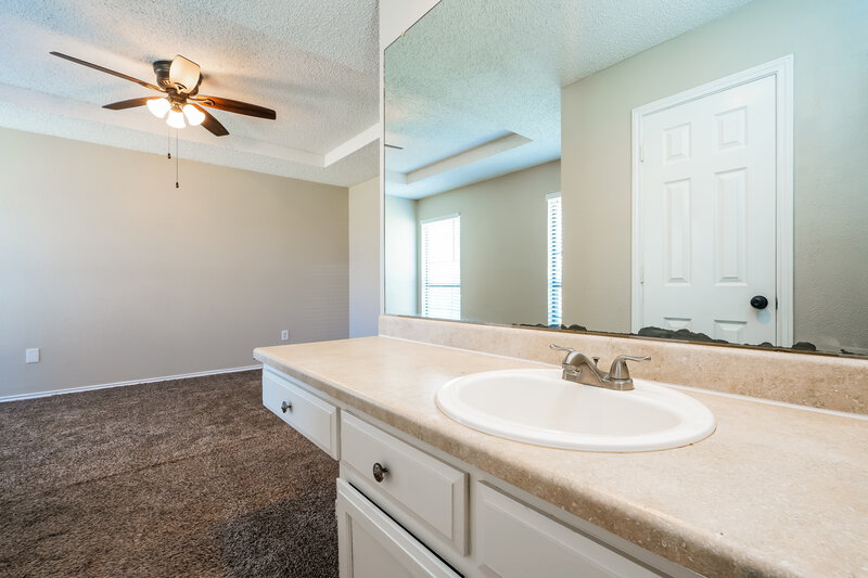 1,890/Mo, 6214 Lotus Dr Arlington, TX 76001 Main Bathroom View 2