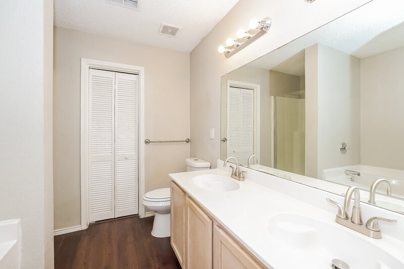 2,900/Mo, 5409 New Castleton Ln Fort Worth, TX 76135 Main Bathroom View