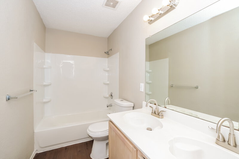2,900/Mo, 5409 New Castleton Ln Fort Worth, TX 76135 Bathroom View