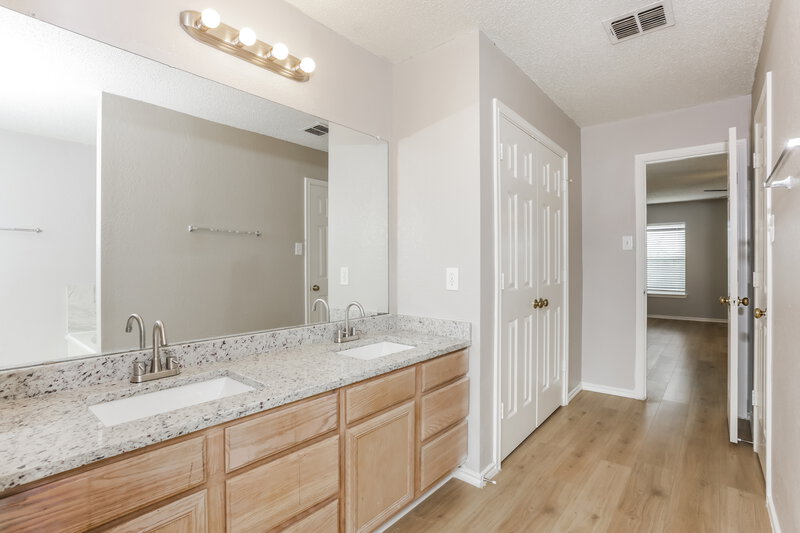 2,330/Mo, 824 Willow Wood Dr Cedar Hill, TX 75104 Main Bathroom View