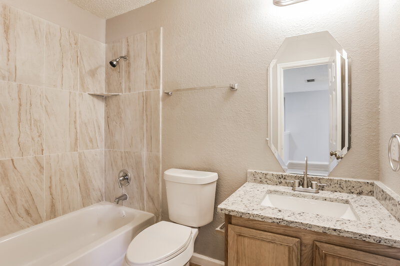 2,330/Mo, 824 Willow Wood Dr Cedar Hill, TX 75104 Bathroom View