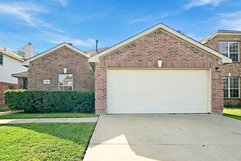 2,000/Mo, 4625 Sleepy Ridge Cir Fort Worth, TX 76133 External View