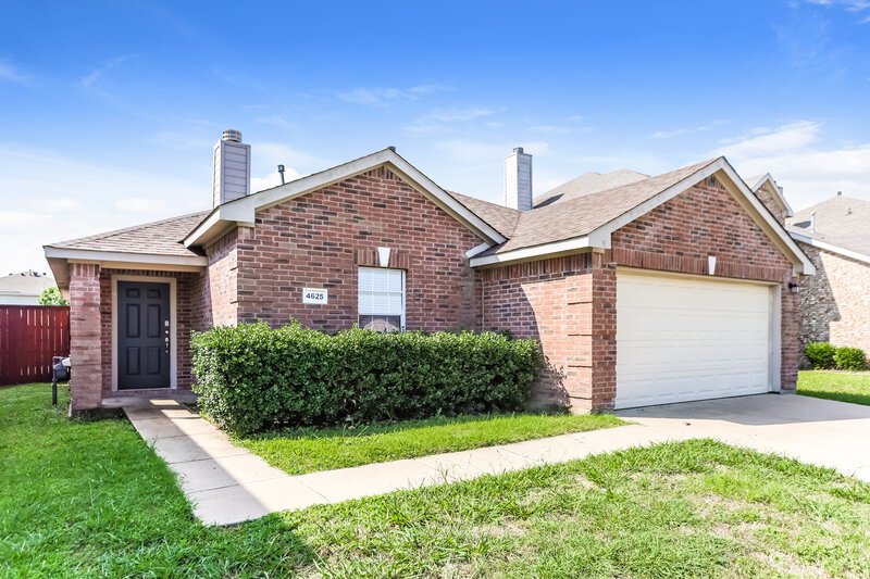 2,255/Mo, 4625 Sleepy Ridge Cir Fort Worth, TX 76133 Front View