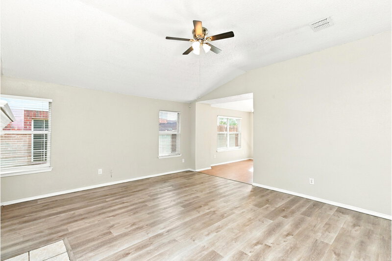 2,000/Mo, 4625 Sleepy Ridge Cir Fort Worth, TX 76133 Living Room View 2