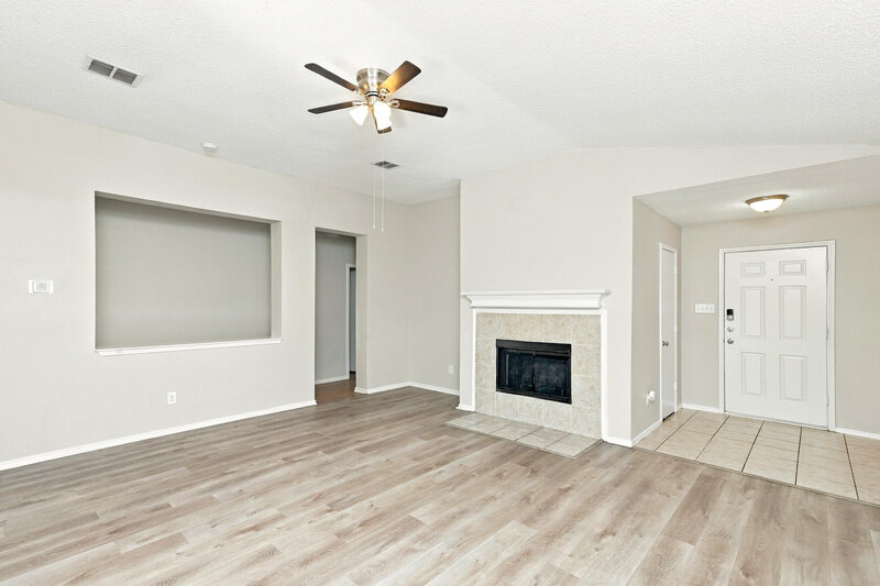 2,000/Mo, 4625 Sleepy Ridge Cir Fort Worth, TX 76133 Living Room View 3