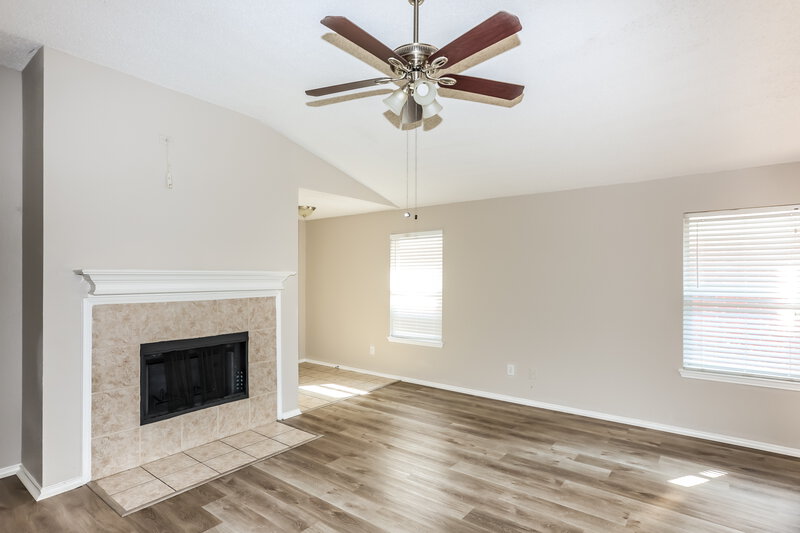 2,255/Mo, 4625 Sleepy Ridge Cir Fort Worth, TX 76133 Living Room View 4