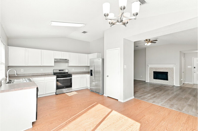 2,000/Mo, 4625 Sleepy Ridge Cir Fort Worth, TX 76133 Kitchen View 2