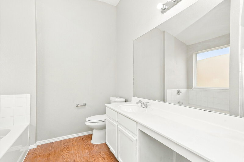 2,000/Mo, 4625 Sleepy Ridge Cir Fort Worth, TX 76133 Primary Bathroom View