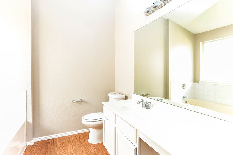 2,255/Mo, 4625 Sleepy Ridge Cir Fort Worth, TX 76133 Main Bathroom View