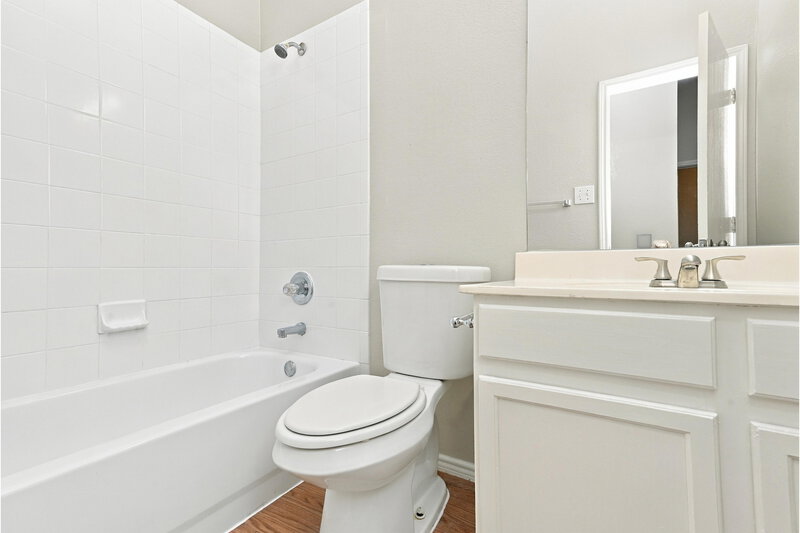 2,000/Mo, 4625 Sleepy Ridge Cir Fort Worth, TX 76133 Bathroom View