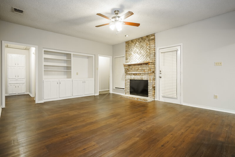2,510/Mo, 6200 Sandybrook Dr Arlington, TX 76001 Living Room View 2