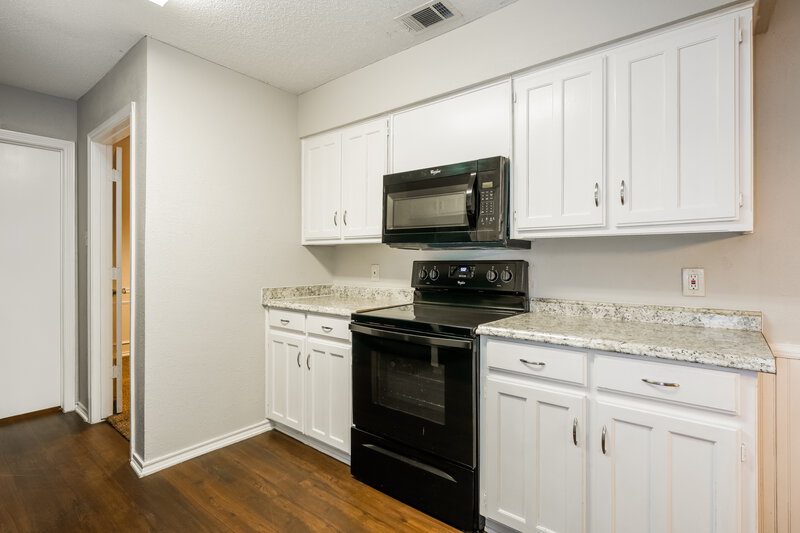 2,510/Mo, 6200 Sandybrook Dr Arlington, TX 76001 Kitchen View 2