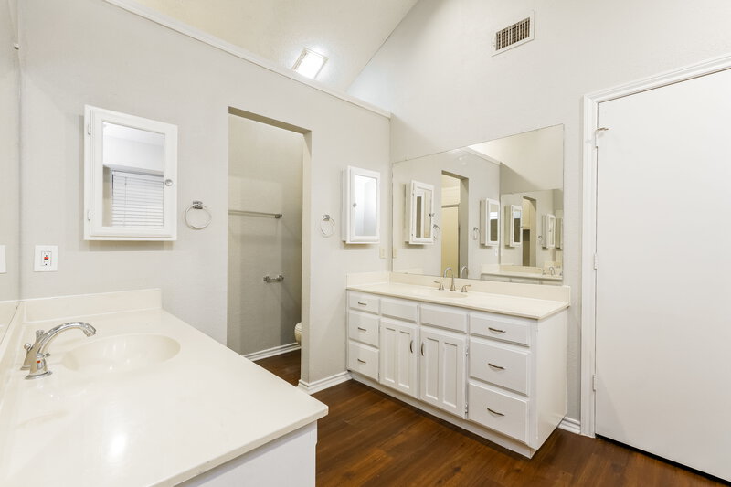2,510/Mo, 6200 Sandybrook Dr Arlington, TX 76001 Main Bathroom View