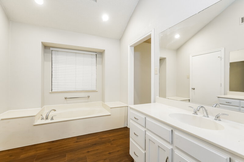 2,510/Mo, 6200 Sandybrook Dr Arlington, TX 76001 Main Bathroom View 2