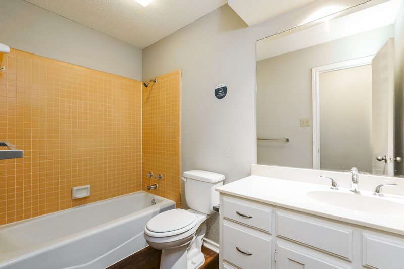 2,510/Mo, 6200 Sandybrook Dr Arlington, TX 76001 Bathroom View