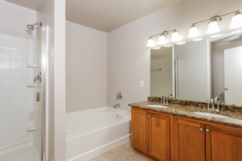2,235/Mo, 1021 Badger Run Lancaster, TX 75134 Main Bathroom View