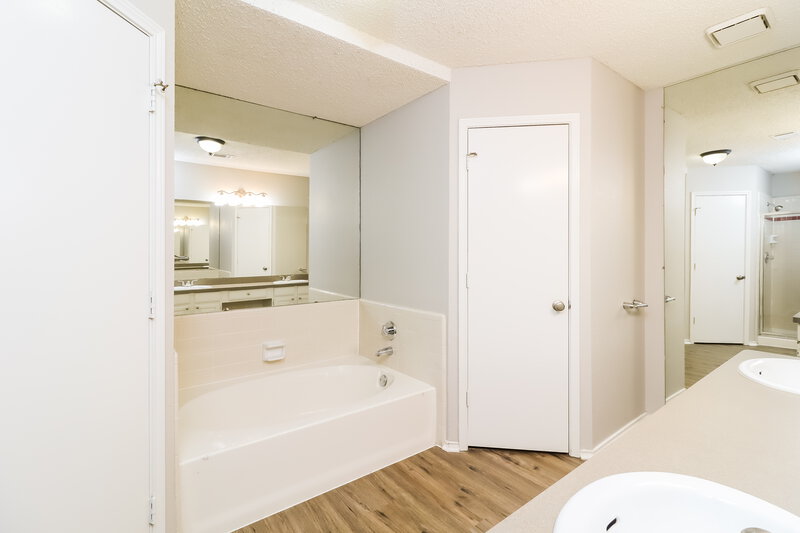 3,400/Mo, 6720 Copperwood Ct Arlington, TX 76001 Main Bathroom View