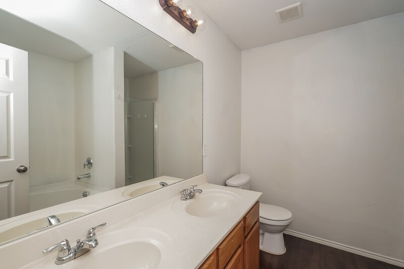 1,805/Mo, 2545 Grand Gulf Rd Fort Worth, TX 76123 Main Bathroom View