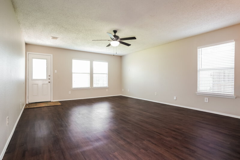 2,285/Mo, 8413 Canvasback Ln Dallas, TX 75249 Living Room View