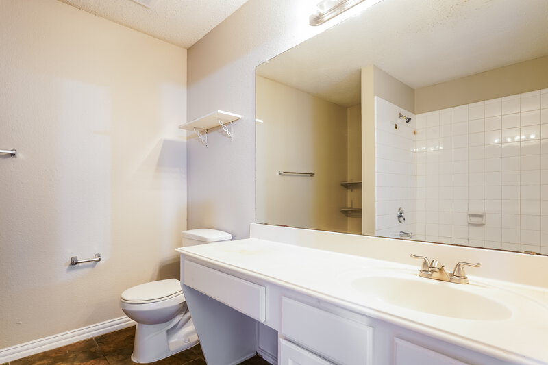 2,285/Mo, 8413 Canvasback Ln Dallas, TX 75249 Main Bathroom View