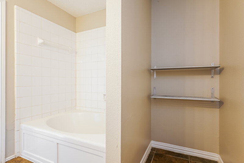 2,285/Mo, 8413 Canvasback Ln Dallas, TX 75249 Main Bathroom View 2