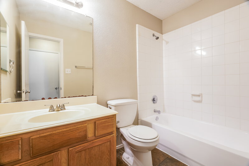 2,285/Mo, 8413 Canvasback Ln Dallas, TX 75249 Bathroom View
