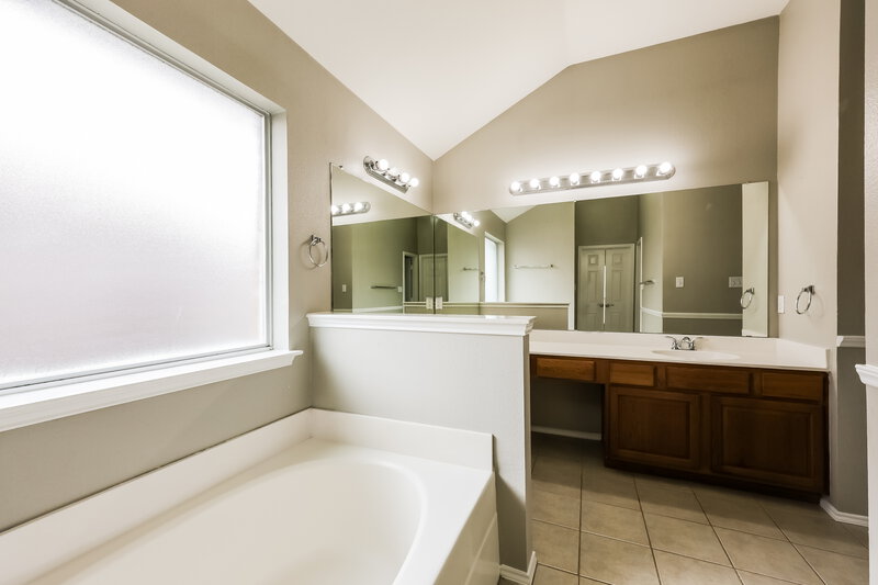 2,285/Mo, 1012 Cedar Ridge Ln Burleson, TX 76028 Main Bathroom View