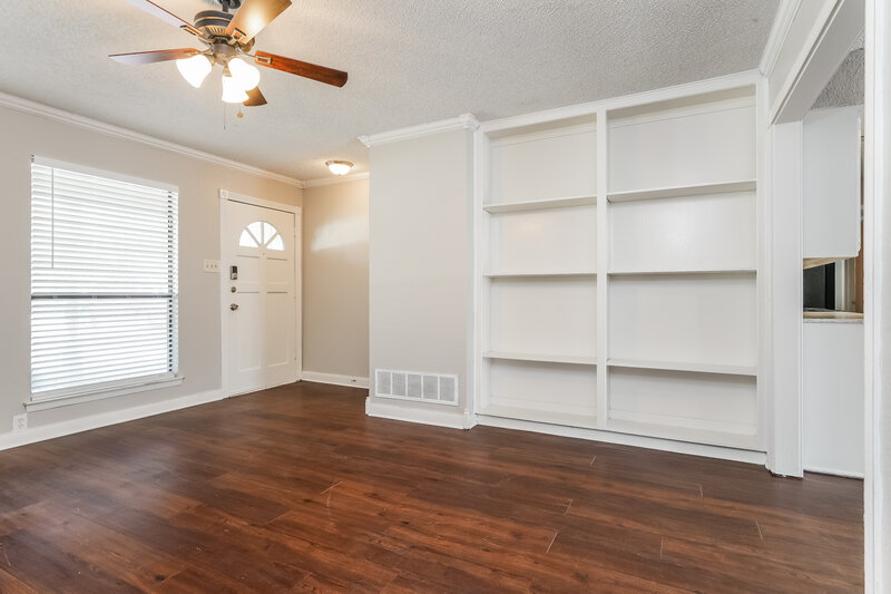 2,390/Mo, 5108 Parliament Dr Arlington, TX 76017 Living Room View 2