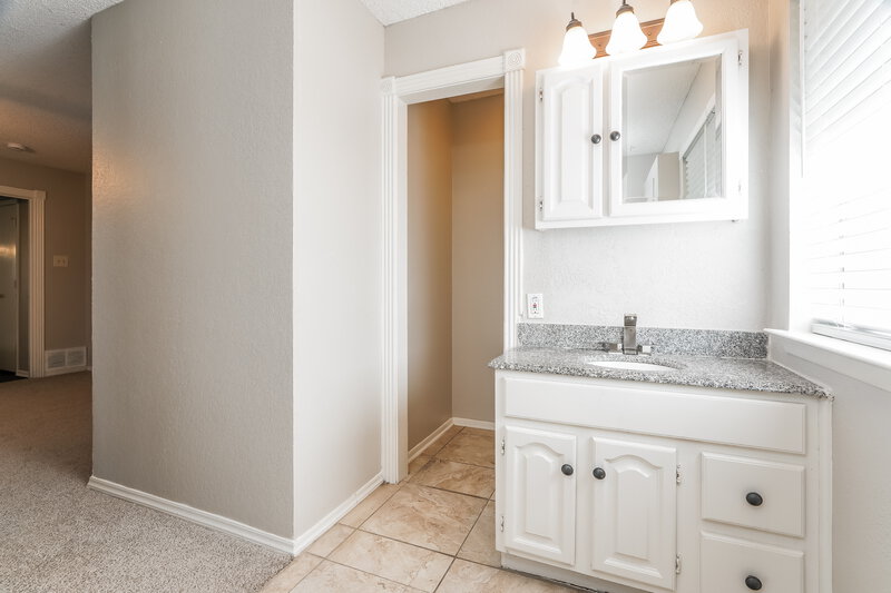 2,390/Mo, 5108 Parliament Dr Arlington, TX 76017 Main Bathroom View