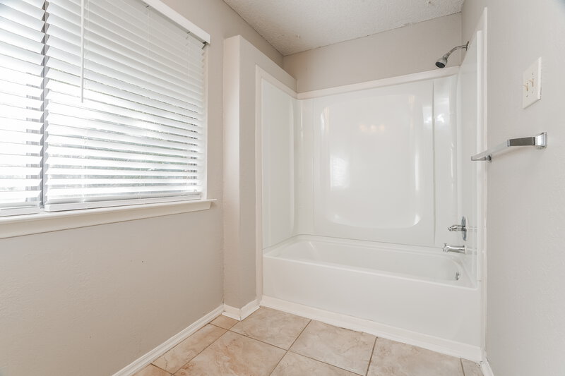 2,390/Mo, 5108 Parliament Dr Arlington, TX 76017 Main Bathroom View 2
