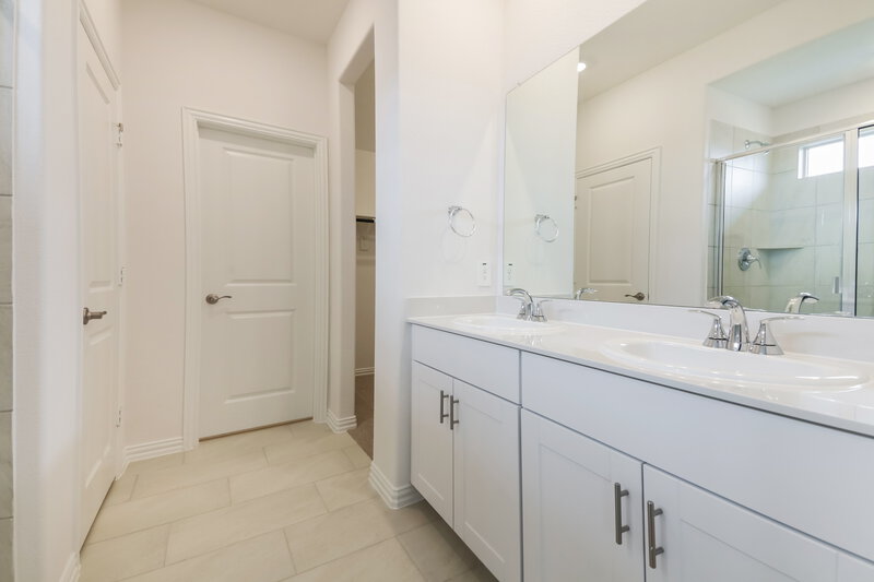 2,300/Mo, 801 Dotty Dr McKinney, TX 75071 Main Bathroom View