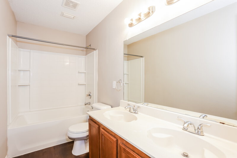 2,590/Mo, 2044 W Grove Ln Grand Prairie, TX 75052 Bathroom View